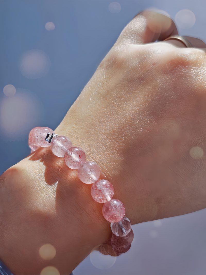 Armband aus fein polierten Erdbeer-Quarz Kugeln und Maigloeckchen Detail versilbert