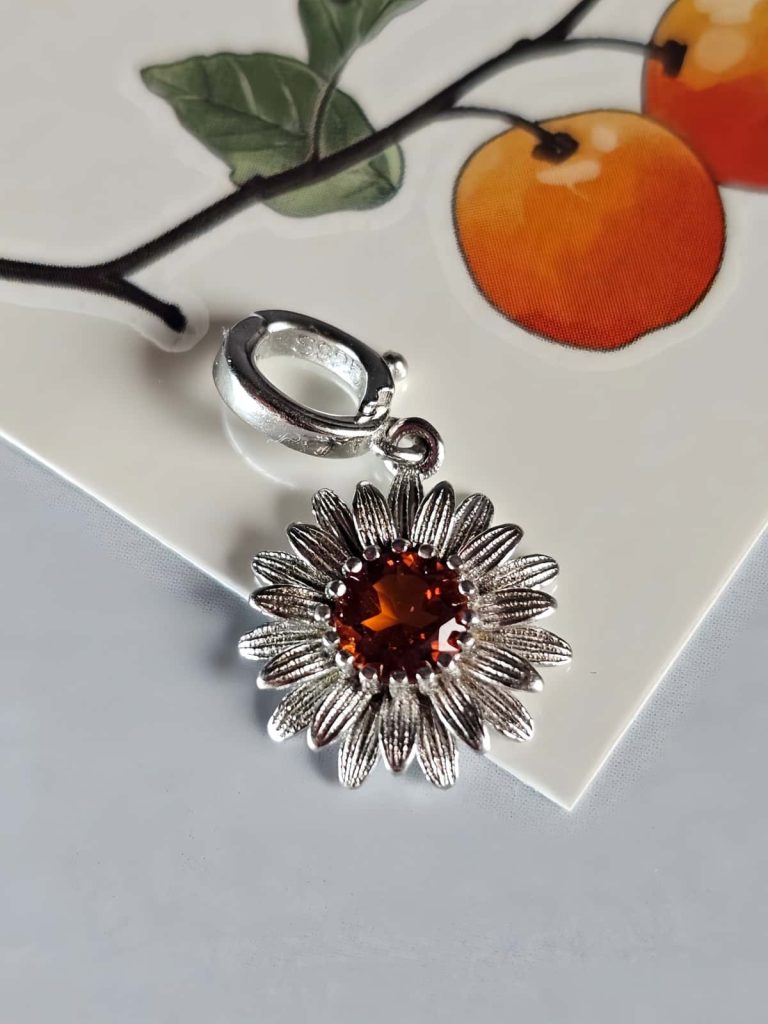 Anhänger Damen Silber mit Stein Granat Sonnenblumen –Januar Geburtsstein fuer Hoffnung, Freundschaft und Reinheit Anhänger Damen Silber mit Stein Granat Sonnenblumen