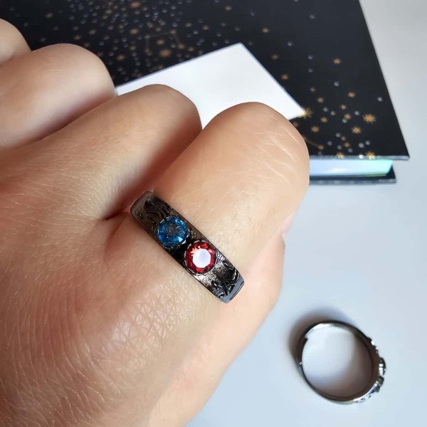 DR-GTC-03-2 Damenring Silber mit Stein Zirkonia Rot und Zirkonia Blau Ring in silber getragen am linken Zeigefinger, Damenring größenverstellbar