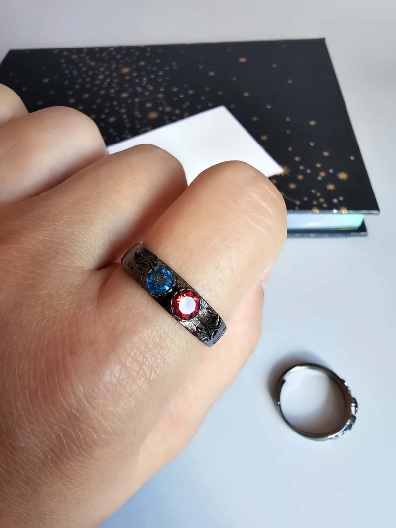 DR-GTC-03-2 Damenring Silber mit Stein Zirkonia Rot und Zirkonia Blau Ring in silber getragen am linken Zeigefinger, Damenring größenverstellbar