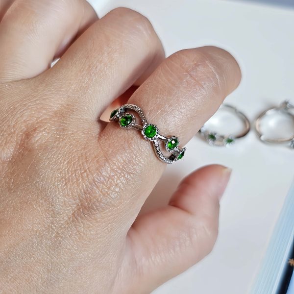 DR-TDS-05-6 Damenring mit grünem Diopsid Blütenkrone Design