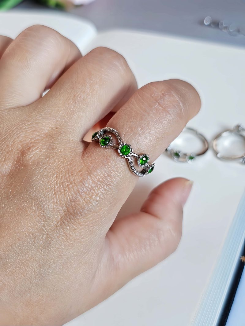 DR-TDS-05-6 Damenring mit grünem Diopsid Blütenkrone Design