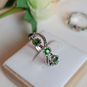 DR-TDS-05-7 Damenring mit grünem Diopsid Blütenkrone Design