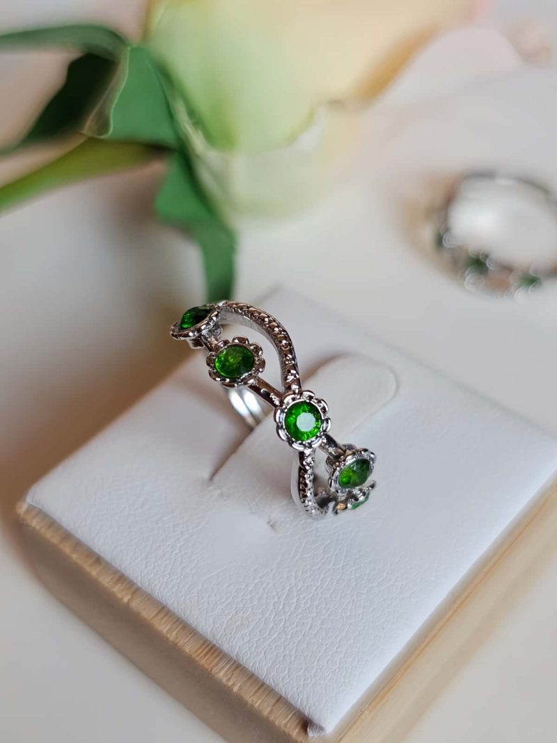DR-TDS-05-7 Damenring mit grünem Diopsid Blütenkrone Design