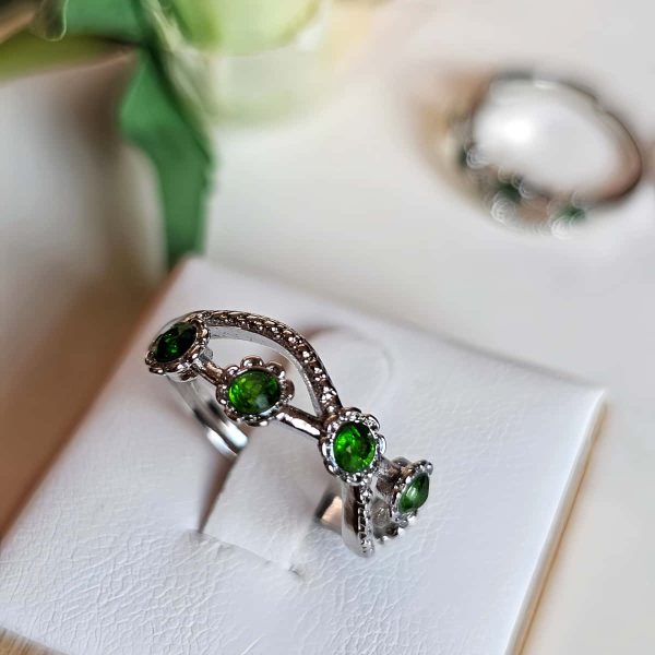 DR-TDS-05-8 Damenring mit grünem Diopsid Blütenkrone Design