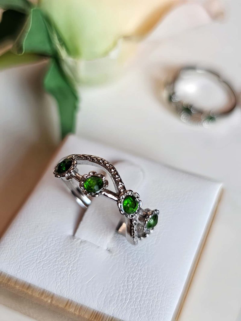 DR-TDS-05-8 Damenring mit grünem Diopsid Blütenkrone Design