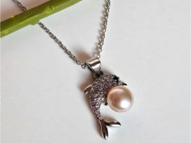 Halskette mit Süßwasser Perle und Zirkonia Stein verziert in Delfin Design Silberfarbe mit Kette lange 45cm