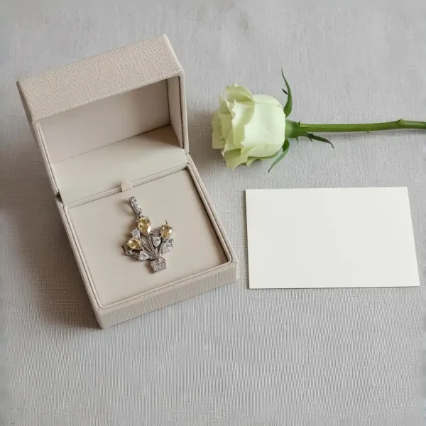 Anhänger mit Zitrin Quarz und Zirkonia Stein-Ballon Design Ein Hochwertige Hals Anhänger mit Zitrin Quarz und Zirkonia Stein-Ballon Design in Geschenke Verpackung