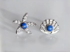 trendige Ohrstecker Muschel und Seestern aus Silber mit tiefblauem Edelstein frisches maritimes Design, ocean kollektion