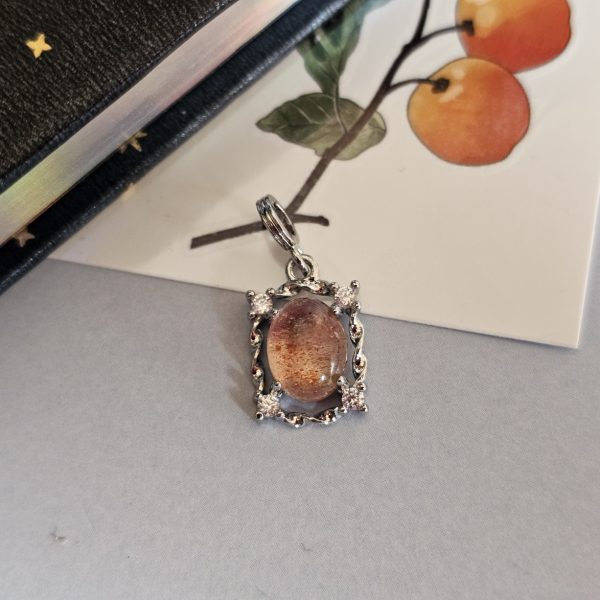 Modeschmuck Halsanhaenger, hochwertiger Anhaenger, Sonnestein Damen Anhaenger, Sonnestein Naturstein Anhaenger Eleganter Schmuck, Geschenk für Sie, günstig kaufen Stilvoller Damen Schmuck für jeden Anlass Funkelnder Zirkonia Anhaenger Trend Schmuck Damen 2026 Edler Anhaenger mit Modeschmuck Perfektes Geschenk