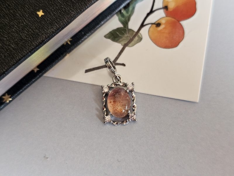 Modeschmuck Halsanhaenger, hochwertiger Anhaenger, Sonnestein Damen Anhaenger, Sonnestein Naturstein Anhaenger Eleganter Schmuck, Geschenk für Sie, günstig kaufen Stilvoller Damen Schmuck für jeden Anlass Funkelnder Zirkonia Anhaenger Trend Schmuck Damen 2026 Edler Anhaenger mit Modeschmuck Perfektes Geschenk