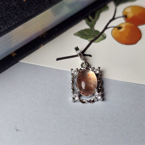 Modeschmuck Halsanhaenger, hochwertiger Anhaenger, Sonnestein Damen Anhaenger, Sonnestein Naturstein Anhaenger Eleganter Schmuck, Geschenk für Sie, günstig kaufen Stilvoller Damen Schmuck für jeden Anlass Funkelnder Zirkonia Anhaenger Trend Schmuck Damen 2026 Edler Anhaenger mit Modeschmuck Perfektes Geschenk