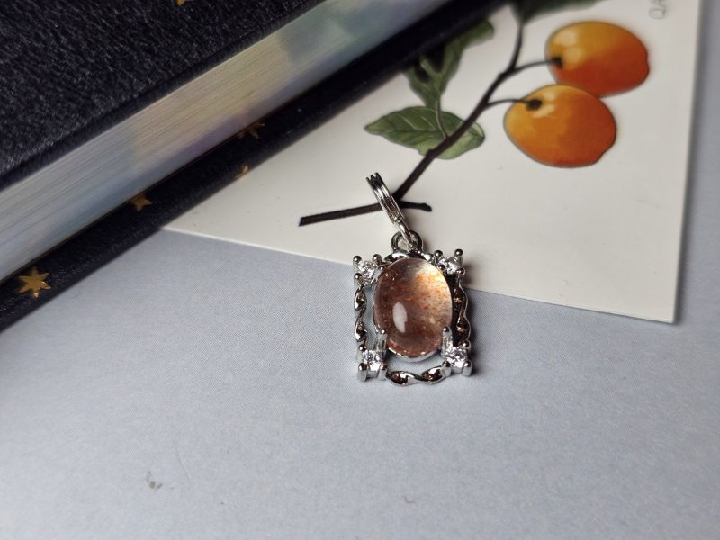 Modeschmuck Halsanhaenger, hochwertiger Anhaenger, Sonnestein Damen Anhaenger, Sonnestein Naturstein Anhaenger Eleganter Schmuck, Geschenk für Sie, günstig kaufen Stilvoller Damen Schmuck für jeden Anlass Funkelnder Zirkonia Anhaenger Trend Schmuck Damen 2026 Edler Anhaenger mit Modeschmuck Perfektes Geschenk