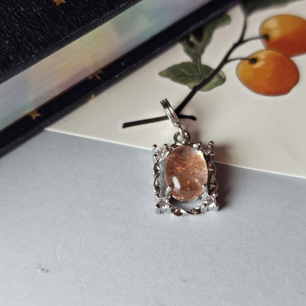 Modeschmuck Halsanhaenger, hochwertiger Anhaenger, Sonnestein Damen Anhaenger, Sonnestein Naturstein Anhaenger Eleganter Schmuck, Geschenk für Sie, günstig kaufen Stilvoller Damen Schmuck für jeden Anlass Funkelnder Zirkonia Anhaenger Trend Schmuck Damen 2026 Edler Anhaenger mit Modeschmuck Perfektes Geschenk