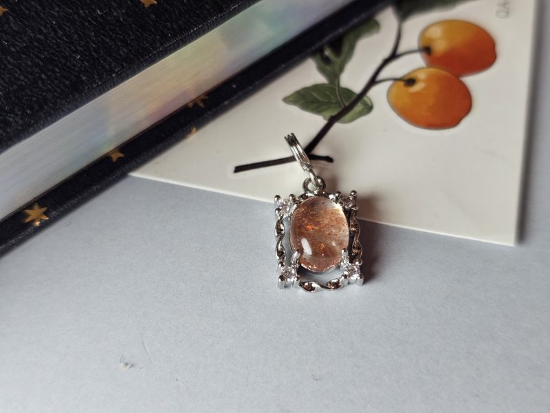 Modeschmuck Halsanhaenger, hochwertiger Anhaenger, Sonnestein Damen Anhaenger, Sonnestein Naturstein Anhaenger Eleganter Schmuck, Geschenk für Sie, günstig kaufen Stilvoller Damen Schmuck für jeden Anlass Funkelnder Zirkonia Anhaenger Trend Schmuck Damen 2026 Edler Anhaenger mit Modeschmuck Perfektes Geschenk