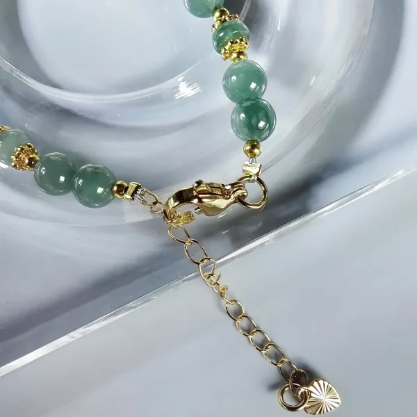 Blauwasser Jade Armband Naturstein Detailaufnahme einer goldfarbenen O-Kette mit robustem Hummer-Verschluss.