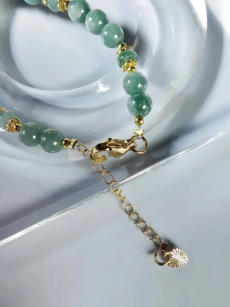 Blauwasser Jade Armband Naturstein Detailaufnahme einer goldfarbenen O-Kette mit robustem Hummer-Verschluss.