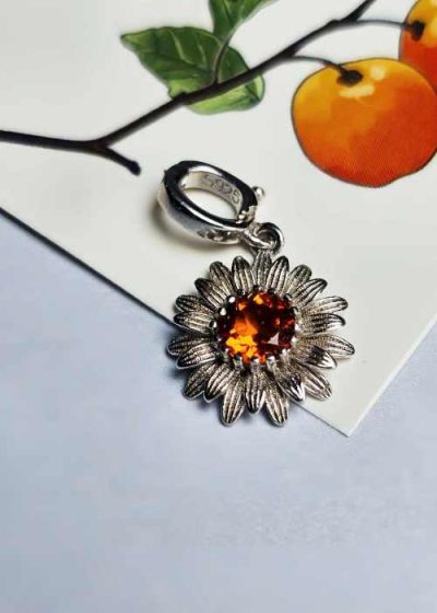 Silberkette mit Granatstein Anhänger im Blumendesign eingefasst