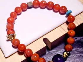 Rotes Achat Perlenarmband elastisch mit violetter Lepidolith Mittelperle, handgemachtes Edelstein Armband mit goldfarbenen Elementen und türkisfarbenen Akzenten, Damen Schmuck Geschenkidee natürlich elegant Rotes Achat Perlenarmband elastisch mit violetter Lepidolith Mittelperle, handgemachtes Edelstein Armband mit goldfarbenen Elementen und türkisfarbenen Akzenten, Damen Schmuck Geschenkidee natürlich elegant