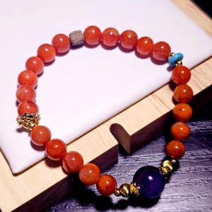 Damen-Armband mit rotem Achat Heilstein - handgefertigtes Unikat - elastisch Rotes Achat Perlenarmband elastisch mit violetter Lepidolith Mittelperle, handgemachtes Edelstein Armband mit goldfarbenen Elementen und türkisfarbenen Akzenten, Damen Schmuck Geschenkidee natürlich elegant