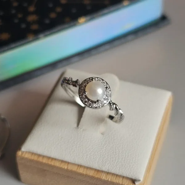 Perlenring Damen Silber Verstellbarer Damenring Ring mit Perle & Zirkonia Eleganter Twist Ring Damenring modern & edel Silberring verstellbar Schmuck Geschenk für Sie Perlenring günstig kaufen Stilvoller Damen Schmuck Ring für jeden Anlass Funkelnder Zirkonia Ring Trend Schmuck Damen 2026 Edler Ring mit Perle Modeschmuck Damen Ring Perfektes Geschenk Ring