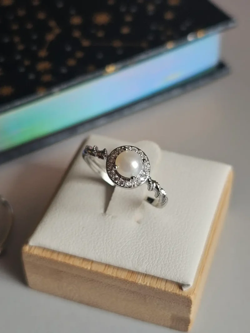 Perlenring Damen Silber Verstellbarer Damenring Ring mit Perle & Zirkonia Eleganter Twist Ring Damenring modern & edel Silberring verstellbar Schmuck Geschenk für Sie Perlenring günstig kaufen Stilvoller Damen Schmuck Ring für jeden Anlass Funkelnder Zirkonia Ring Trend Schmuck Damen 2026 Edler Ring mit Perle Modeschmuck Damen Ring Perfektes Geschenk Ring