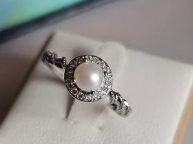 DR-TDS-06-2 Perlenring Damen Silber Verstellbarer Damenring Ring mit Perle & Zirkonia Eleganter Twist Ring Damenring modern & edel Silberring verstellbar Schmuck Geschenk für Sie Perlenring günstig kaufen Stilvoller Damen Schmuck Ring für jeden Anlass Funkelnder Zirkonia Ring Trend Schmuck Damen 2026 Edler Ring mit Perle Modeschmuck Damen Ring Perfektes Geschenk Ring