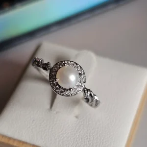 DR-TDS-06-2 Perlenring Damen Silber Verstellbarer Damenring Ring mit Perle & Zirkonia Eleganter Twist Ring Damenring modern & edel Silberring verstellbar Schmuck Geschenk für Sie Perlenring günstig kaufen Stilvoller Damen Schmuck Ring für jeden Anlass Funkelnder Zirkonia Ring Trend Schmuck Damen 2026 Edler Ring mit Perle Modeschmuck Damen Ring Perfektes Geschenk Ring
