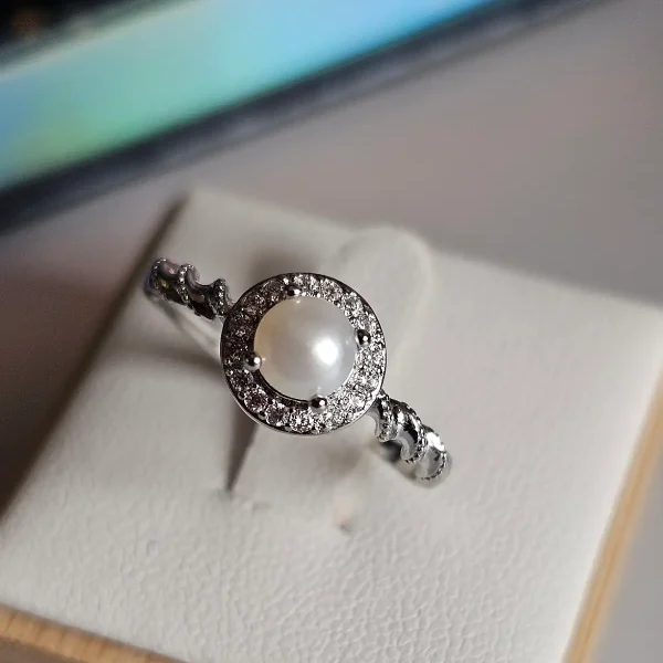 Perlenring Damen Silber Verstellbarer Damenring Ring mit Perle & Zirkonia Eleganter Twist Ring Damenring modern & edel Silberring verstellbar Schmuck Geschenk für Sie Perlenring günstig kaufen Stilvoller Damen Schmuck Ring für jeden Anlass Funkelnder Zirkonia Ring Trend Schmuck Damen 2026 Edler Ring mit Perle Modeschmuck Damen Ring Perfektes Geschenk Ring