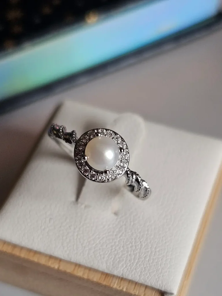 Perlenring Damen Silber Verstellbarer Damenring Ring mit Perle & Zirkonia Eleganter Twist Ring Damenring modern & edel Silberring verstellbar Schmuck Geschenk für Sie Perlenring günstig kaufen Stilvoller Damen Schmuck Ring für jeden Anlass Funkelnder Zirkonia Ring Trend Schmuck Damen 2026 Edler Ring mit Perle Modeschmuck Damen Ring Perfektes Geschenk Ring