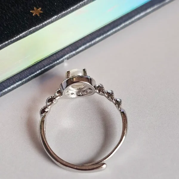 Perlenring Damen Silber Verstellbarer Damenring Ring mit Perle & Zirkonia Eleganter Twist Ring Damenring modern & edel Silberring verstellbar Schmuck Geschenk für Sie Perlenring günstig kaufen Stilvoller Damen Schmuck Ring für jeden Anlass Funkelnder Zirkonia Ring Trend Schmuck Damen 2026 Edler Ring mit Perle Modeschmuck Damen Ring Perfektes Geschenk Ring