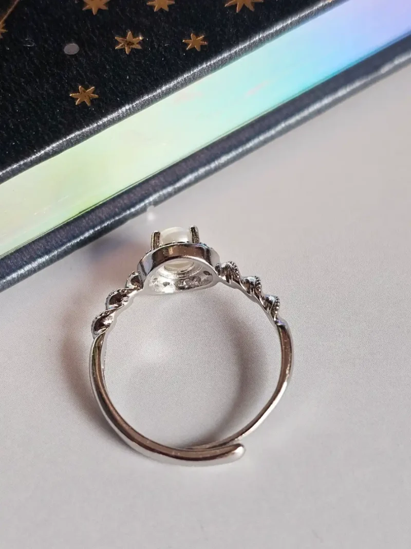 Perlenring Damen Silber Verstellbarer Damenring Ring mit Perle & Zirkonia Eleganter Twist Ring Damenring modern & edel Silberring verstellbar Schmuck Geschenk für Sie Perlenring günstig kaufen Stilvoller Damen Schmuck Ring für jeden Anlass Funkelnder Zirkonia Ring Trend Schmuck Damen 2026 Edler Ring mit Perle Modeschmuck Damen Ring Perfektes Geschenk Ring