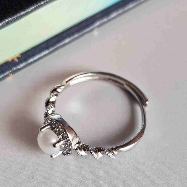 Perlenring Damen Silber Verstellbarer Damenring Ring mit Perle & Zirkonia Eleganter Twist Ring Damenring modern & edel Silberring verstellbar Schmuck Geschenk für Sie Perlenring günstig kaufen Stilvoller Damen Schmuck Ring für jeden Anlass Funkelnder Zirkonia Ring Trend Schmuck Damen 2026 Edler Ring mit Perle Modeschmuck Damen Ring Perfektes Geschenk Ring