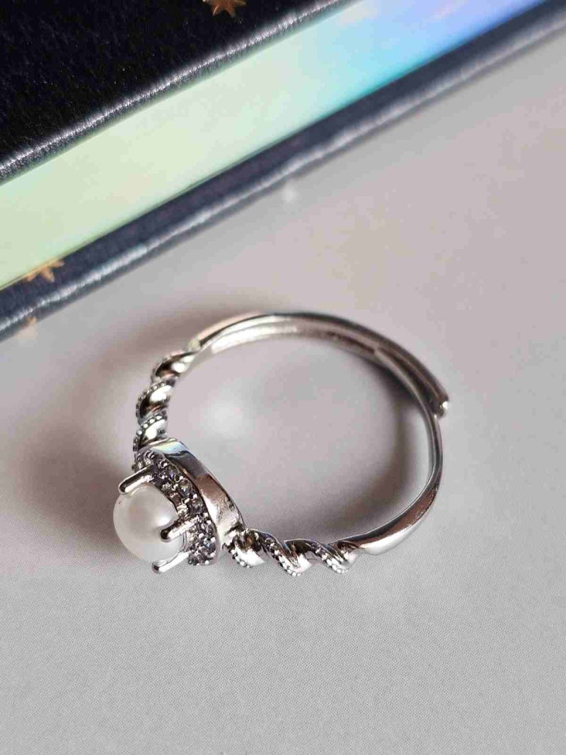 Perlenring Damen Silber Verstellbarer Damenring Ring mit Perle & Zirkonia Eleganter Twist Ring Damenring modern & edel Silberring verstellbar Schmuck Geschenk für Sie Perlenring günstig kaufen Stilvoller Damen Schmuck Ring für jeden Anlass Funkelnder Zirkonia Ring Trend Schmuck Damen 2026 Edler Ring mit Perle Modeschmuck Damen Ring Perfektes Geschenk Ring