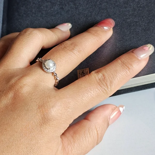 Perlenring Damen Silber Verstellbarer Damenring Ring mit Perle & Zirkonia Eleganter Twist Ring Damenring modern & edel Silberring verstellbar Schmuck Geschenk für Sie Perlenring günstig kaufen Stilvoller Damen Schmuck Ring für jeden Anlass Funkelnder Zirkonia Ring Trend Schmuck Damen 2026 Edler Ring mit Perle Modeschmuck Damen Ring Perfektes Geschenk Ring
