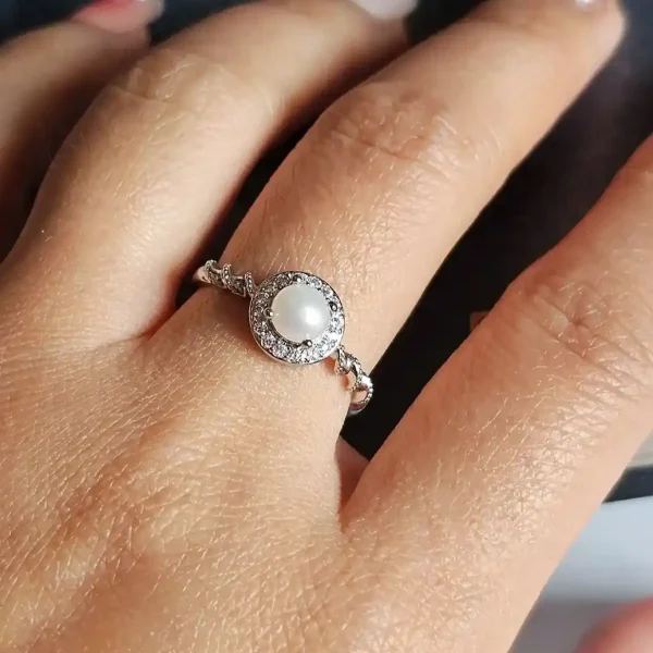 Perlenring Damen Silber Verstellbarer Damenring Ring mit Perle & Zirkonia Eleganter Twist Ring Damenring modern & edel Silberring verstellbar Schmuck Geschenk für Sie Perlenring günstig kaufen Stilvoller Damen Schmuck Ring für jeden Anlass Funkelnder Zirkonia Ring Trend Schmuck Damen 2026 Edler Ring mit Perle Modeschmuck Damen Ring Perfektes Geschenk Ring