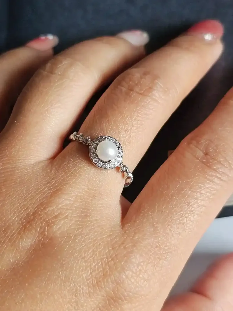 Perlenring Damen Silber Verstellbarer Damenring Ring mit Perle & Zirkonia Eleganter Twist Ring Damenring modern & edel Silberring verstellbar Schmuck Geschenk für Sie Perlenring günstig kaufen Stilvoller Damen Schmuck Ring für jeden Anlass Funkelnder Zirkonia Ring Trend Schmuck Damen 2026 Edler Ring mit Perle Modeschmuck Damen Ring Perfektes Geschenk Ring