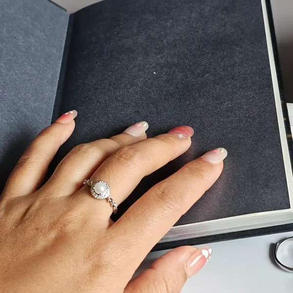 Perlenring Damen Silber Verstellbarer Damenring Ring mit Perle & Zirkonia Eleganter Twist Ring Damenring modern & edel Silberring verstellbar Schmuck Geschenk für Sie Perlenring günstig kaufen Stilvoller Damen Schmuck Ring für jeden Anlass Funkelnder Zirkonia Ring Trend Schmuck Damen 2026 Edler Ring mit Perle Modeschmuck Damen Ring Perfektes Geschenk Ring