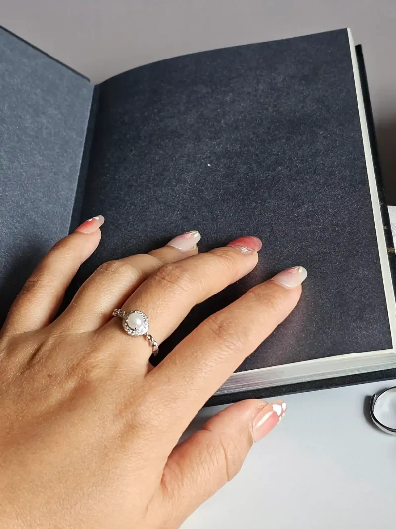 Perlenring Damen Silber Verstellbarer Damenring Ring mit Perle & Zirkonia Eleganter Twist Ring Damenring modern & edel Silberring verstellbar Schmuck Geschenk für Sie Perlenring günstig kaufen Stilvoller Damen Schmuck Ring für jeden Anlass Funkelnder Zirkonia Ring Trend Schmuck Damen 2026 Edler Ring mit Perle Modeschmuck Damen Ring Perfektes Geschenk Ring