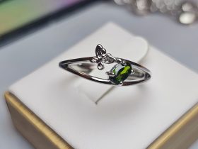 Silberring-kategery Modeschmuck Ring, hochwertiger Ring, Verstellbarer Damenring Ring mit Diopsid Naturstein, Schmetterling Design gruener Ring, Eleganter Ring Damenring, Geschenk für Sie, günstig kaufen Stilvoller Damen Schmuck Ring für jeden Anlass Funkelnder Zirkonia Ring Trend Schmuck Damen 2026 Edler Ring mit Perle Modeschmuck Damen Ring Perfektes Geschenk Ring