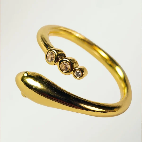 Goldener Ring im Schlangen-Design mit drei runden Zirkonia-Steinen auf weißem Hintergrund.