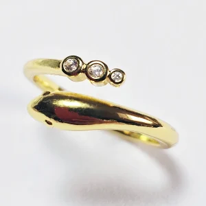 Goldener Ring im Schlangen-Design mit drei runden Zirkonia-Steinen auf weißem Hintergrund.