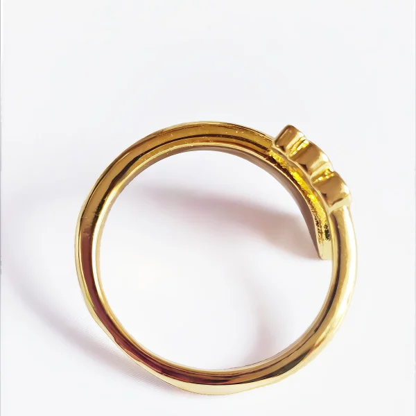 Goldener Ring im Schlangen-Design mit drei runden Zirkonia-Steinen auf weißem Hintergrund.
