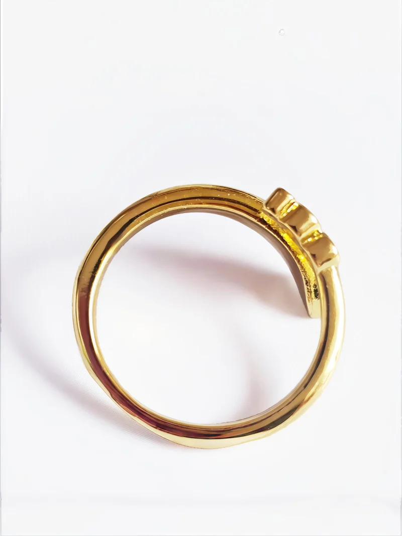 Goldener Ring im Schlangen-Design mit drei runden Zirkonia-Steinen auf weißem Hintergrund.