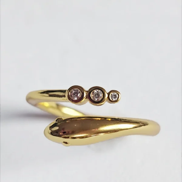 Goldener Ring im Schlangen-Design mit drei runden Zirkonia-Steinen auf weißem Hintergrund.