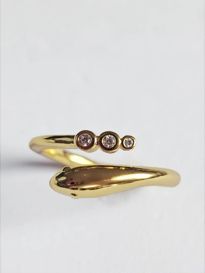 Goldener Ring im Schlangen-Design mit drei runden Zirkonia-Steinen auf weißem Hintergrund.