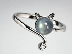 Mondstein Ring Katze Design – offener verstellbarer Damenring mit Zirkonia Silberfarbener offener Katzenring mit Mondstein und Zirkonia für Damen im minimalistischen Design
