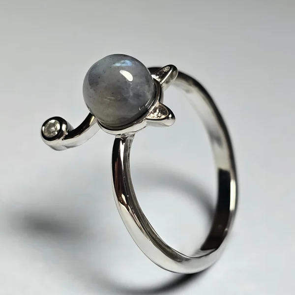 Mondstein Ring Katze Design – offener verstellbarer Damenring mit Zirkonia Silberfarbener offener Katzenring mit Mondstein und Zirkonia für Damen im minimalistischen Design