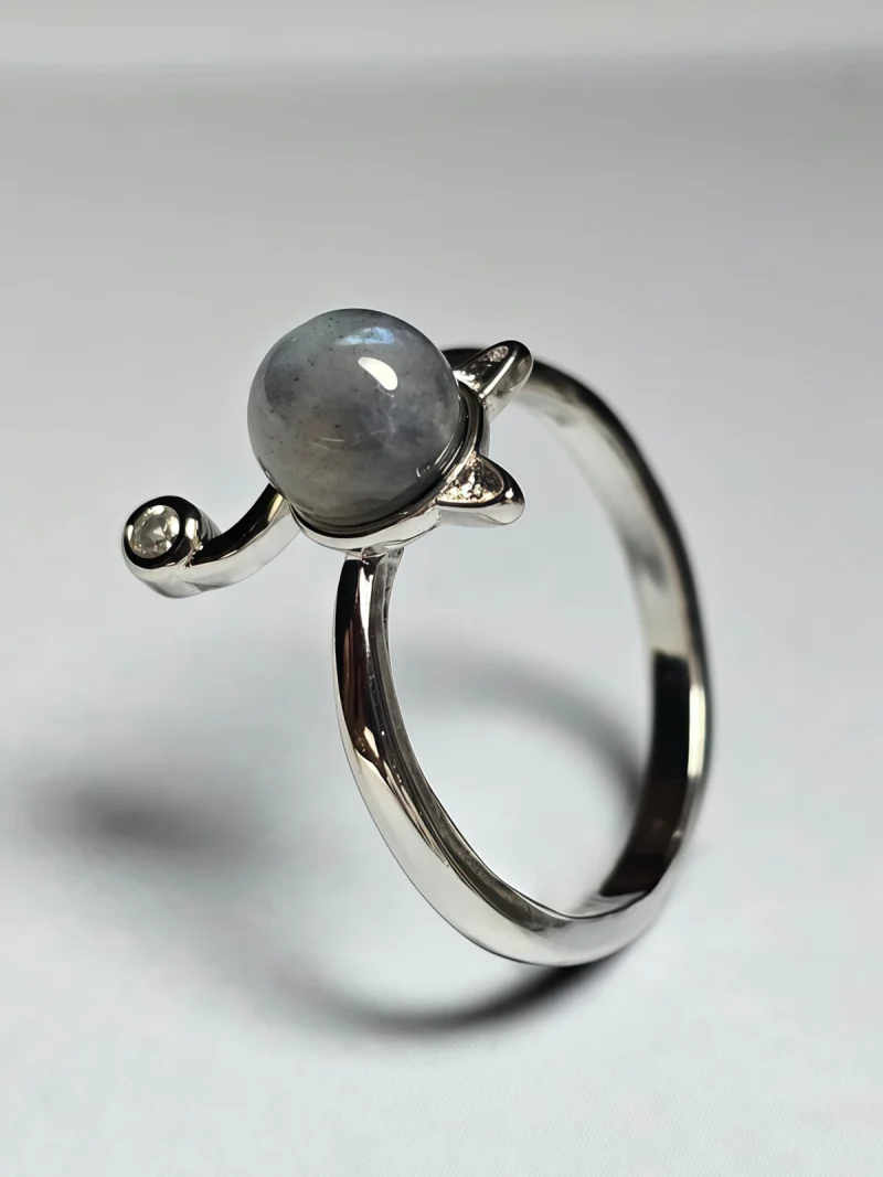 Mondstein Ring Katze Design – offener verstellbarer Damenring mit Zirkonia Silberfarbener offener Katzenring mit Mondstein und Zirkonia für Damen im minimalistischen Design