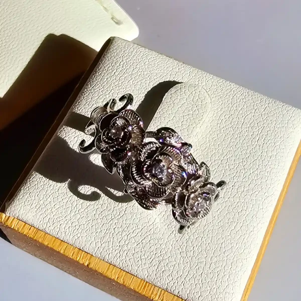Vintage Rose Ring aus Weißkupfer – Statement-Schmuck mit Zirkonia für sie Ästhetischer Vintage Rosen Ring aus Weißkupfer mit drei Rosen und funkelndem Zirkonia, gebürstetes Metall-Design, offener verstellbarer Ring für Frauen.